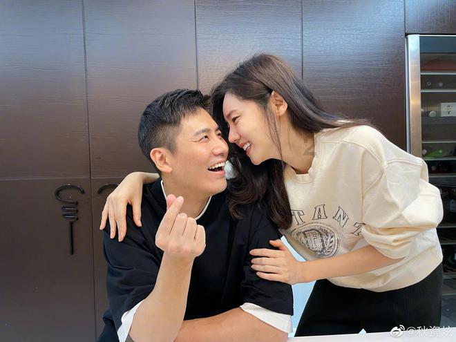 重庆黔江民族中学一男生混入女厕偷拍 目前已被公安机关控制